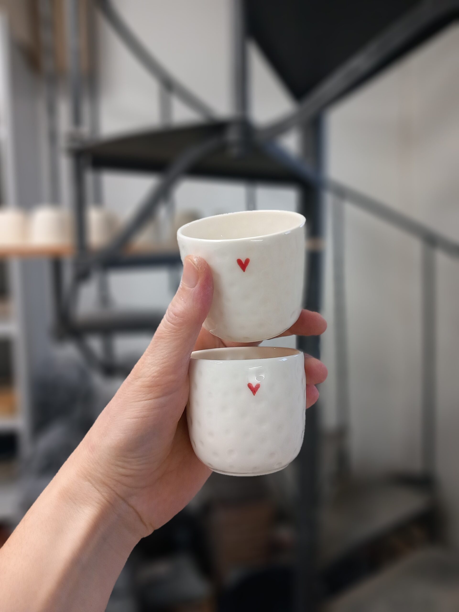 Porcelánový kalíšek s reliéfem