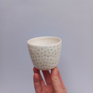 Se zelenými tečkami